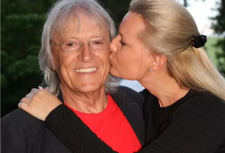 La 42 de ani, Mihaela Cernea, blonda din trupa Class, arată mai bine decât în tinereţe. Parcă ar fi sora copiiilor săi!