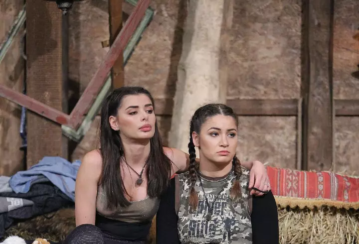 La 42 de ani, Mihaela Cernea, blonda din trupa Class, arată mai bine decât în tinereţe. Parcă ar fi sora copiiilor săi!