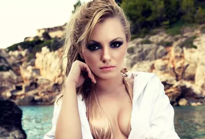 Bianca Drăgușanu, vacanță de lux în Singapore alături de Alex Bodi. Cum s-a pozat vedeta în avion