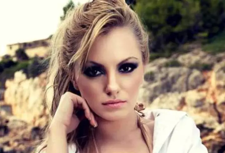 TOP 3 exerciții pentru picioare sexy, pe care să le faci acasă