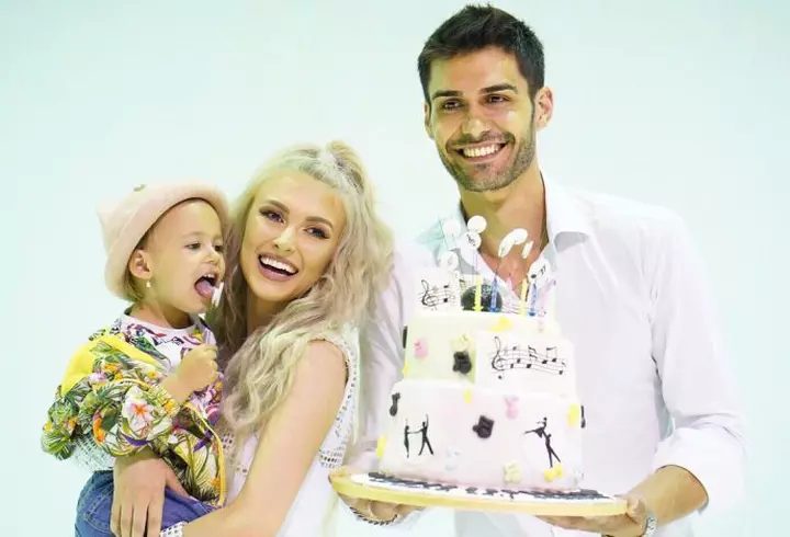 Mama Antoniei a împlinit 51 de ani. Cum arată cea mai sexy bunică din showbiz