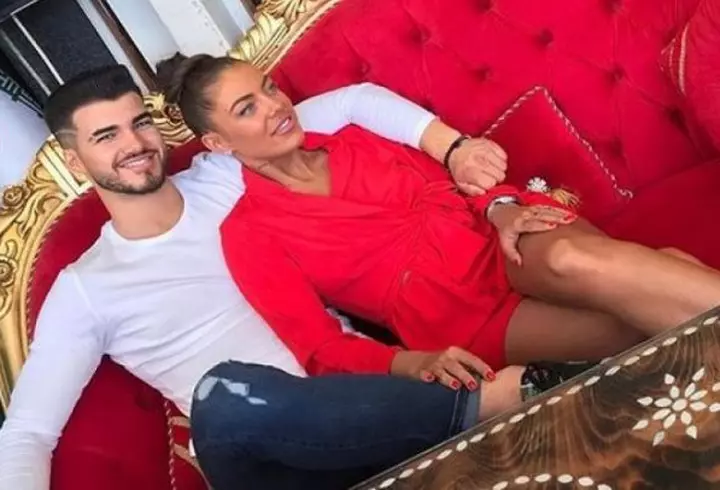 TOP 3 exerciții pentru picioare sexy, pe care să le faci acasă