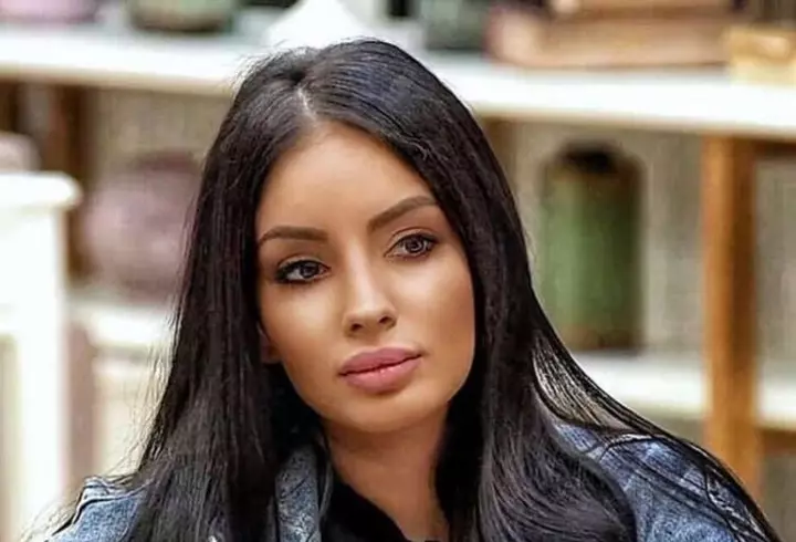 TOP 3 exerciții pentru picioare sexy, pe care să le faci acasă