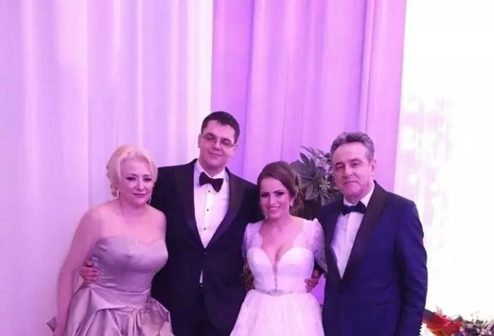 Mama Antoniei a împlinit 51 de ani. Cum arată cea mai sexy bunică din showbiz