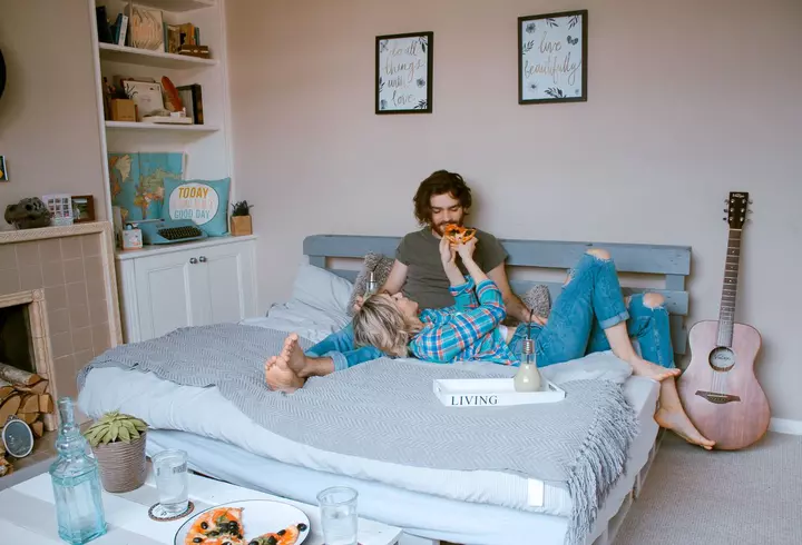 Îl ții ascuns de ochii tuturor? De ce o relație secretă este atât de incitantă