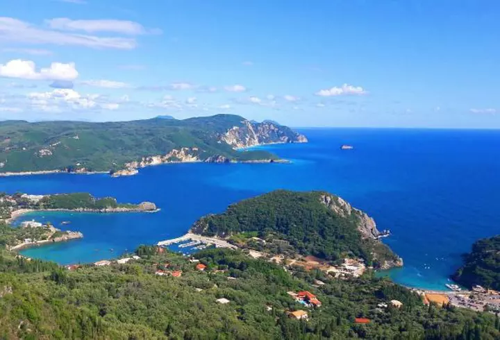 (P) Zile de vară cu distracție și voie bună, în Skiathos
