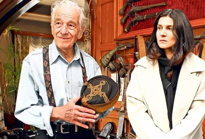 Lora, schimbare radicală de look. Și-a făcut părul albastru: ”Privește-mă”