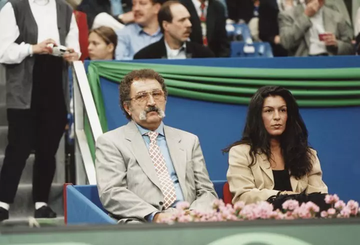 Ce a făcut Simona Pătruleasa cu rochia de mireasă. A dat pe ea 12.000 de euro, în anul 2008, și a fost superbă!