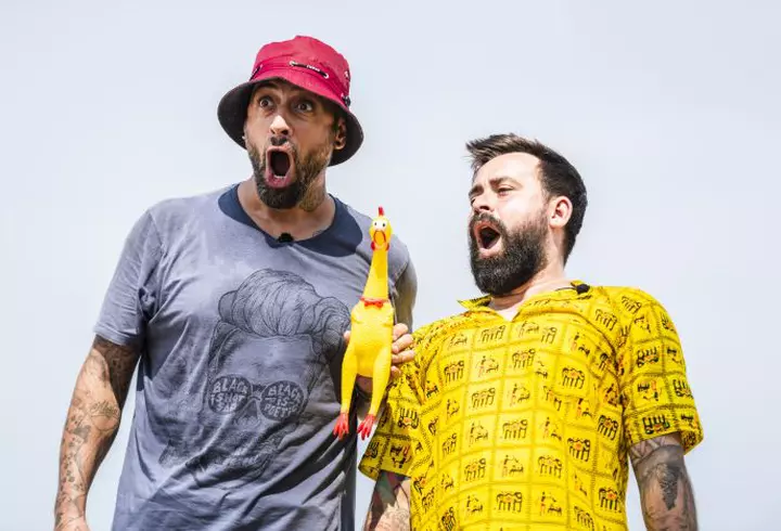 Rami Malek, starul din „Bohemian Rhapsody", autoironie după sărutul cu Daniel Craig: "M-a apucat, m-a ridicat ... Asta mă face o fată Bond?"