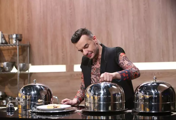 Rami Malek, starul din „Bohemian Rhapsody", autoironie după sărutul cu Daniel Craig: "M-a apucat, m-a ridicat ... Asta mă face o fată Bond?"