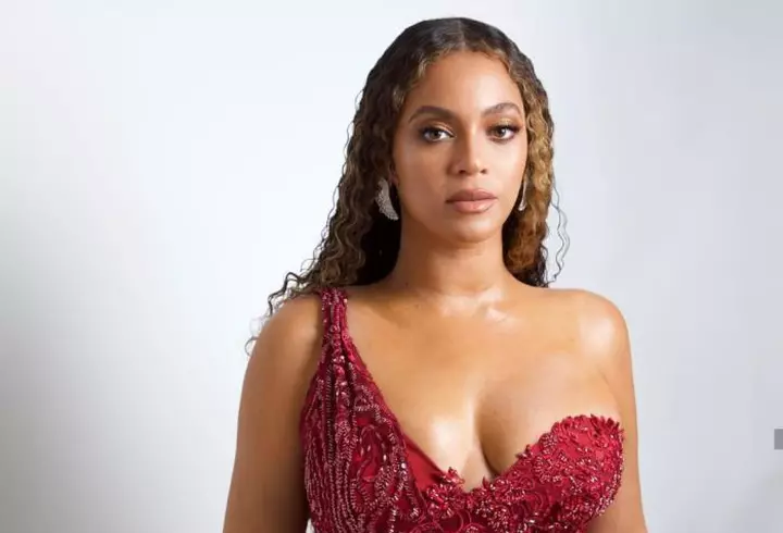 Rihanna continuă să poarte haine mulate, dar a tot luat în greutate. Artista a ajuns să cântărească 90 de kilograme