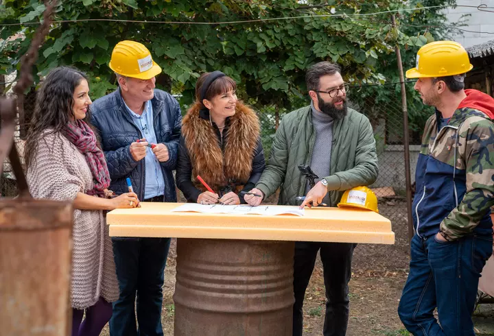 Cine e Vlăduța Lupău? Ea este noua senzație a muzicii populare