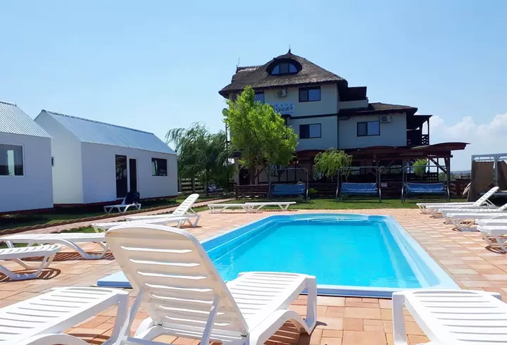 (P) Zile de vară cu distracție și voie bună, în Skiathos