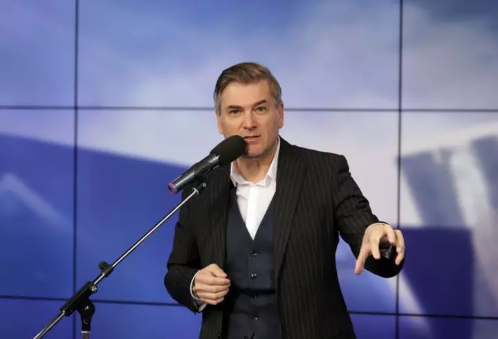 WHAT’S UP şochează! A muşcat şi a ameninţat poliţiştii: „Vă rup picioarele! Vin cu băieții și vă bat de vă sparg!”