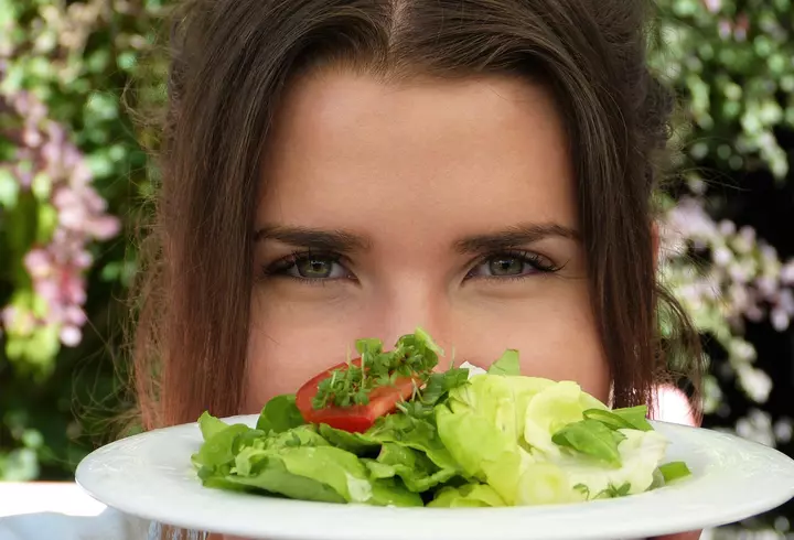 Cine este Claudia Rostaş, de la Survivor România.  Declarații cutremurătoare din orfelinatul groazei, de la Beclean. „Am luat multă bătaie”