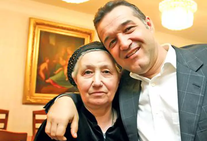 Ștefania Urecheatu de la Mireasa, bătută și tunsă de fostul iubit. Totul ar fi pornit de la Jador