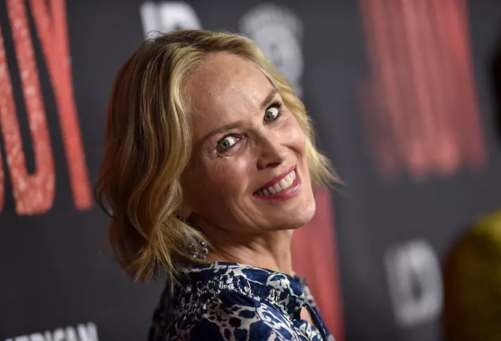 O mai ții minte pe Adina, fetița de la Glina, care trăiește lângă groapa de gunoi? La 14 ani, a ajuns model internațional și va prezenta moda la New York