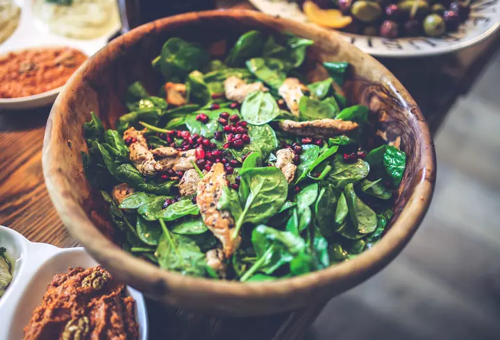 Focar de COVID-19 la Fan Courier, cea mai importantă firmă de curierat, din România! Opinia lui Raed Arafat: "Riscul ca prin colete să se transmită…"