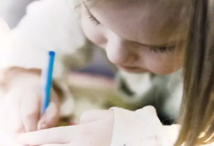 Un influencer de 21 de ani a anunțat că a fost testat pozitiv pentru coronavirus. Rezultatul vine la câteva zile după ce a lins o toaletă