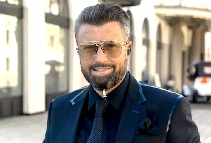 Un influencer de 21 de ani a anunțat că a fost testat pozitiv pentru coronavirus. Rezultatul vine la câteva zile după ce a lins o toaletă