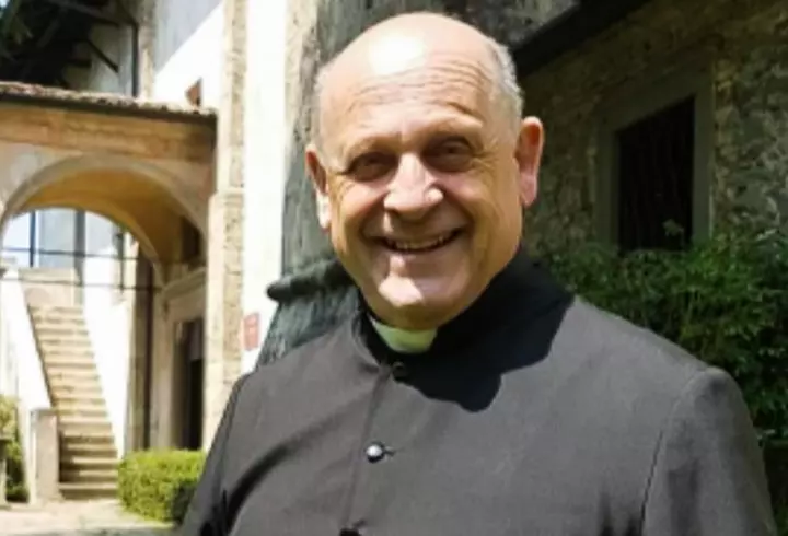 Un influencer de 21 de ani a anunțat că a fost testat pozitiv pentru coronavirus. Rezultatul vine la câteva zile după ce a lins o toaletă