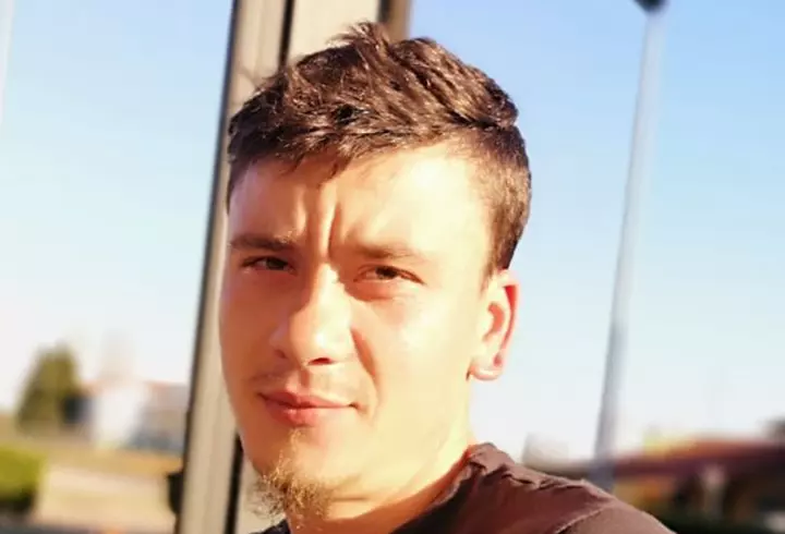 Un influencer de 21 de ani a anunțat că a fost testat pozitiv pentru coronavirus. Rezultatul vine la câteva zile după ce a lins o toaletă