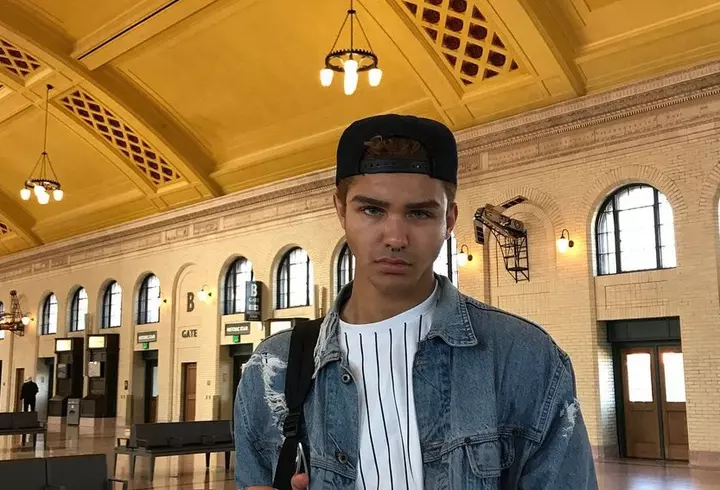 Români în Italia. Ștefan Gabriel coase măști și le oferă gratis oamenilor: "Unele le-am și decorat, erau pentru copii și am vrut să-i fac să zâmbească. Fac asta din suflet"