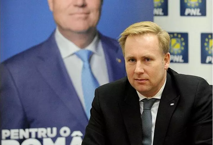 Un influencer de 21 de ani a anunțat că a fost testat pozitiv pentru coronavirus. Rezultatul vine la câteva zile după ce a lins o toaletă