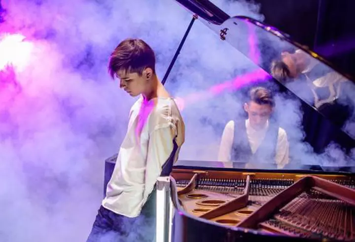 Un influencer de 21 de ani a anunțat că a fost testat pozitiv pentru coronavirus. Rezultatul vine la câteva zile după ce a lins o toaletă