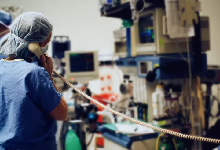 Mesajul unei tinere infectate cu noul coronavirus: "Dacă cineva se gândește să își asume vreun risc, doar uitați-vă la mine. Sunt la Terapie Intensivă, nu pot să respir fără tub"