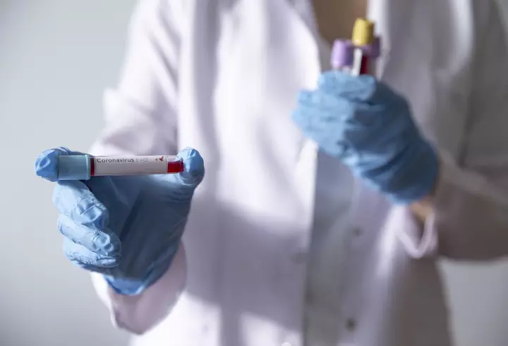 Un influencer de 21 de ani a anunțat că a fost testat pozitiv pentru coronavirus. Rezultatul vine la câteva zile după ce a lins o toaletă