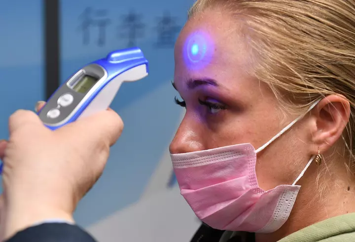 Caz revoltător la un hotel din Mamaia, unde se află în carantină 523 de oameni: mâncare expirată, pusă în vase pline cu mucegai