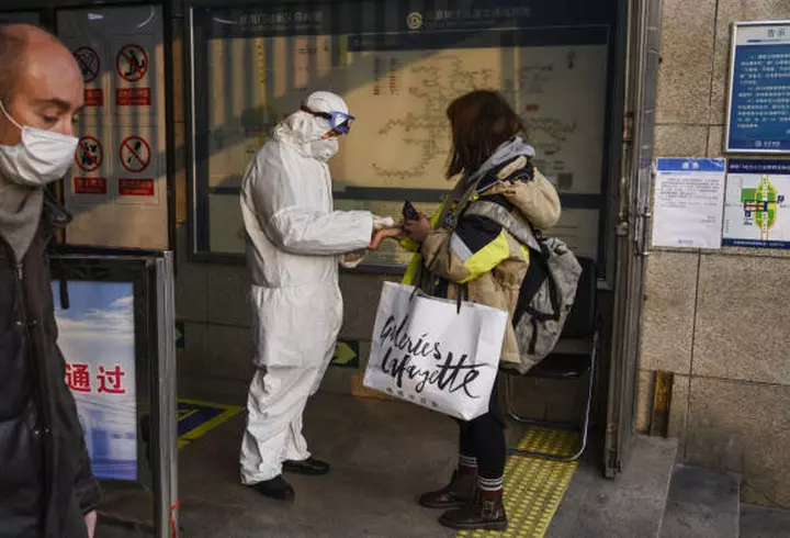 Adevăr sau mit: Dacă beau apă la fiecare 15 minute, mă feresc de coronavirus? Răspunsul oficial este ferm!