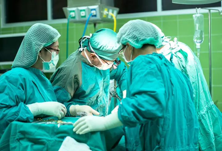 Adevăr sau mit: Dacă beau apă la fiecare 15 minute, mă feresc de coronavirus? Răspunsul oficial este ferm!