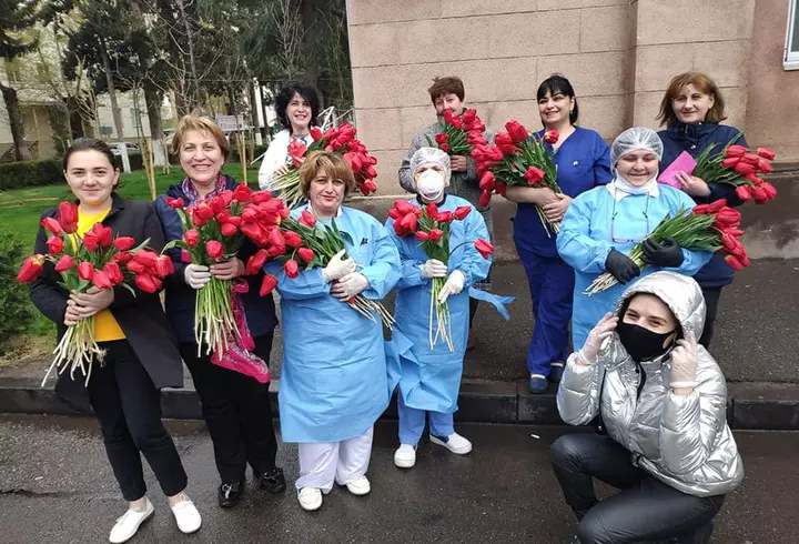 Larisa Iordache, voluntar în timpul pandemiei de coronavirus. A schimbat costumul de gimnastă cu uniforma de Poliție și a ieșit în stradă!