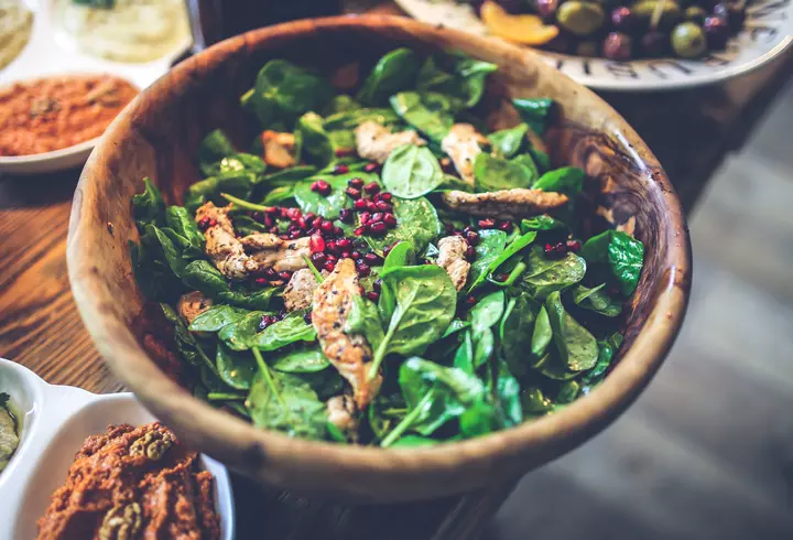 Un medic pneumolog ne învață cum să ne igienizăm nasul și gâtul acasă, pentru a preîntâmpina infectarea cu COVID-19. Atenție: unele remedii naturiste cresc șansele de a contacta virusul!