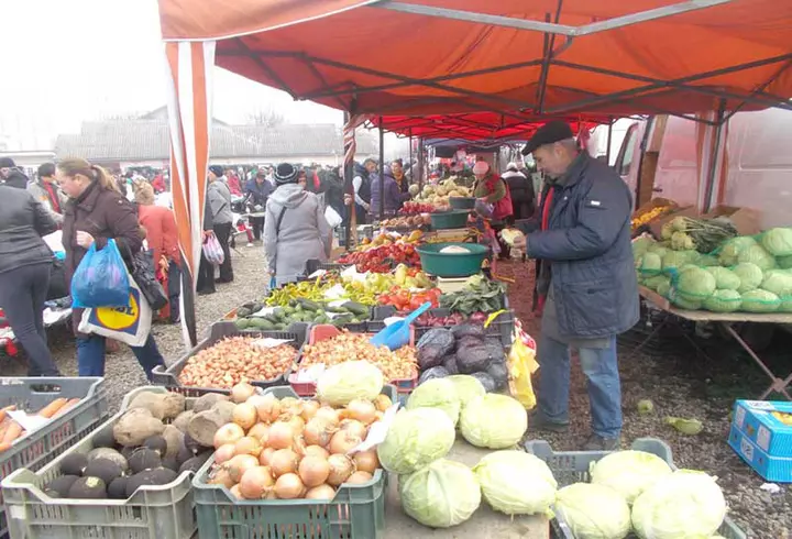 Caz revoltător la un hotel din Mamaia, unde se află în carantină 523 de oameni: mâncare expirată, pusă în vase pline cu mucegai