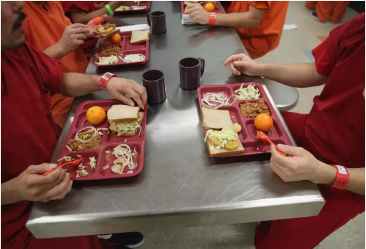 Studiu: Coronavirusul se poate răspândi de pe tălpile pantofilor și prin expirație, până la 4 metri