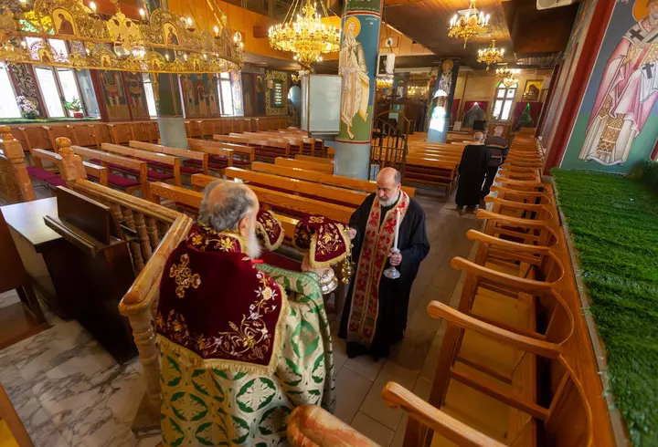 Caz revoltător la un hotel din Mamaia, unde se află în carantină 523 de oameni: mâncare expirată, pusă în vase pline cu mucegai