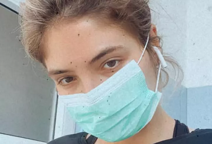 Caz revoltător la un hotel din Mamaia, unde se află în carantină 523 de oameni: mâncare expirată, pusă în vase pline cu mucegai