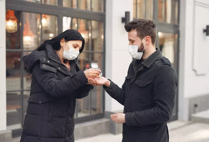 Coronavirusul produce 5 tipuri de iritații ale pielii, care i-au șocat pe medici. Ce înseamnă "Degetul COVID" și cum arată