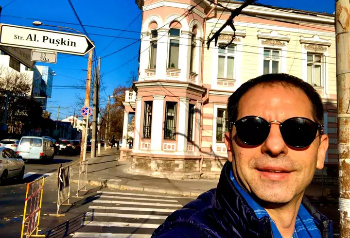 Cum arată Jean Paler la 10 ani după ce s-a mutat din București! Actorul de 67 de ani a ajuns de nerecunoscut: "Deşi toată lumea crede că sunt grav bolnav, le spun că sunt viu, pus pe șotii"