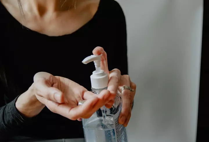 Coronavirusul produce 5 tipuri de iritații ale pielii, care i-au șocat pe medici. Ce înseamnă "Degetul COVID" și cum arată