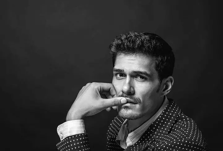 În timp ce țara se teme de coronavirus, Dragoș Bucur s-a izolat din cauza din cauza altei boli contagioase. A făcut varicelă la 42 de ani