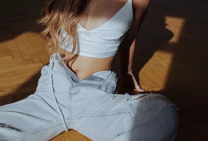 Gimnasta Monica Roșu, gest impresionant în plină pandemie de COVID-19. A împărțit bătrânilor pachete cu alimente: ”Este o experiență care te readuce cu picioarele pe pământ”