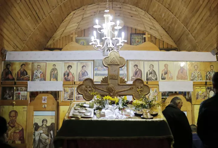 Studiu: Coronavirusul se poate răspândi de pe tălpile pantofilor și prin expirație, până la 4 metri