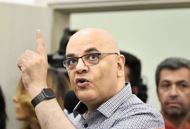 Un medic pneumolog ne învață cum să ne igienizăm nasul și gâtul acasă, pentru a preîntâmpina infectarea cu COVID-19. Atenție: unele remedii naturiste cresc șansele de a contacta virusul!