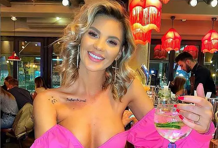 Gimnasta Monica Roșu, gest impresionant în plină pandemie de COVID-19. A împărțit bătrânilor pachete cu alimente: ”Este o experiență care te readuce cu picioarele pe pământ”