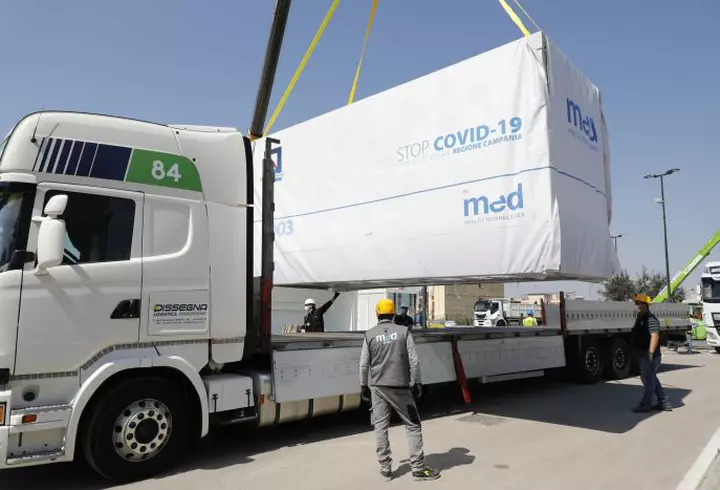 Caz revoltător la un hotel din Mamaia, unde se află în carantină 523 de oameni: mâncare expirată, pusă în vase pline cu mucegai