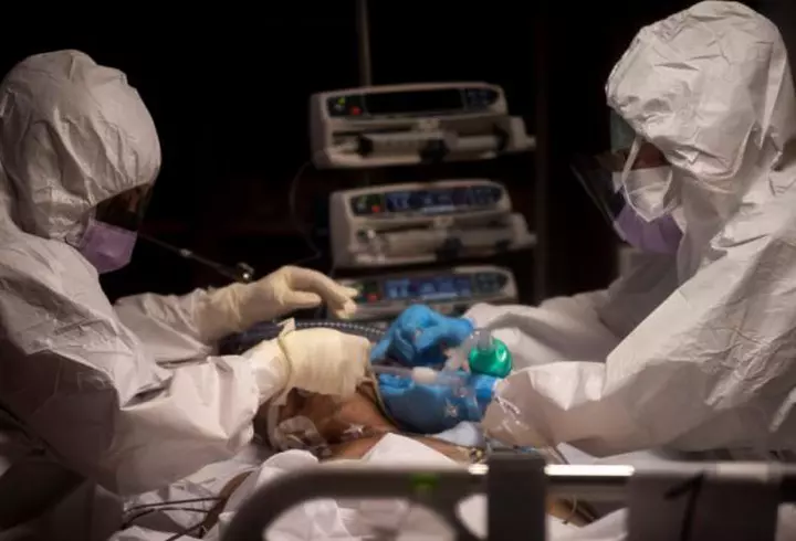 Caz revoltător la un hotel din Mamaia, unde se află în carantină 523 de oameni: mâncare expirată, pusă în vase pline cu mucegai